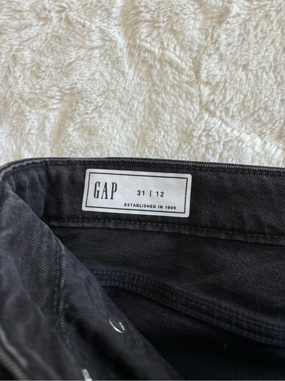 GAP Denim Straight Midi Skirt in Black Wash Size 31/12 Frayed Hem Front Slit